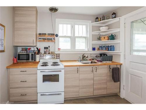 30 Rosedale Avenue, St. Catharines, ON - Indoor Photo Showing Kitchen