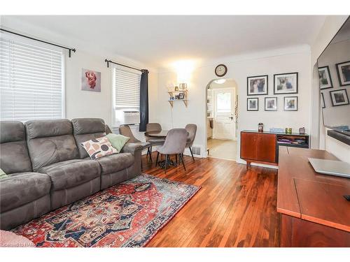 30 Rosedale Avenue, St. Catharines, ON - Indoor Photo Showing Living Room