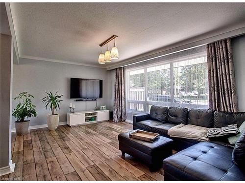 6631 Argyll Crescent, Niagara Falls, ON - Indoor Photo Showing Living Room