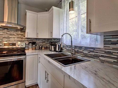 6631 Argyll Crescent, Niagara Falls, ON - Indoor Photo Showing Kitchen With Double Sink