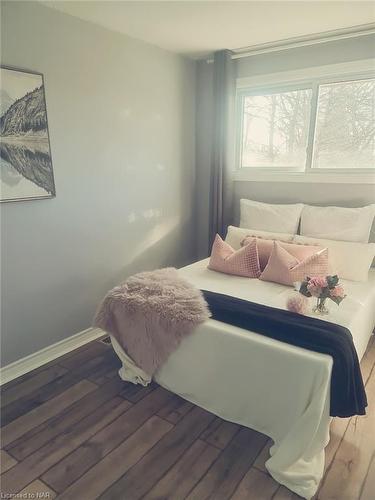 6631 Argyll Crescent, Niagara Falls, ON - Indoor Photo Showing Bedroom