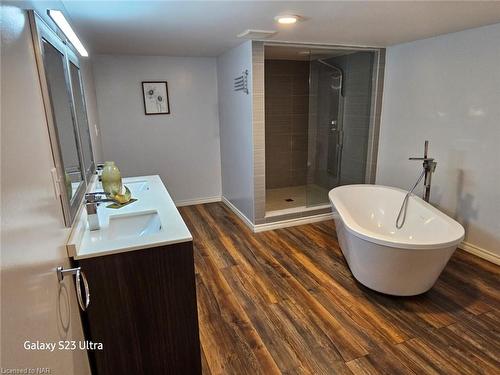 6631 Argyll Crescent, Niagara Falls, ON - Indoor Photo Showing Bathroom