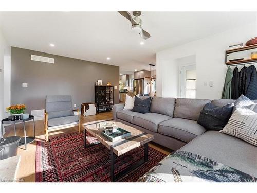 1717 Cream Street, Pelham, ON - Indoor Photo Showing Living Room