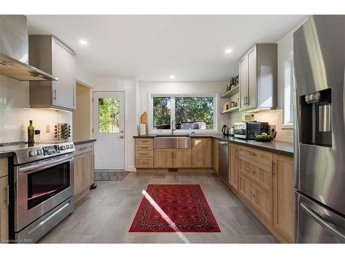 1717 Cream Street, Pelham, ON - Indoor Photo Showing Kitchen With Upgraded Kitchen