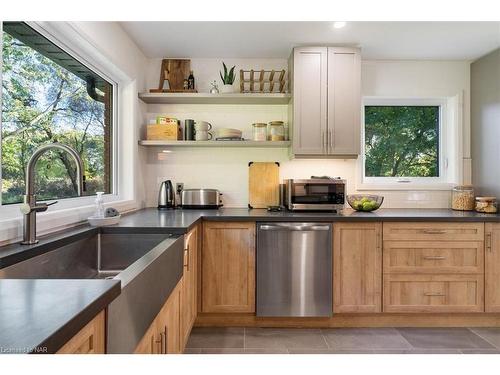 1717 Cream Street, Pelham, ON - Indoor Photo Showing Kitchen