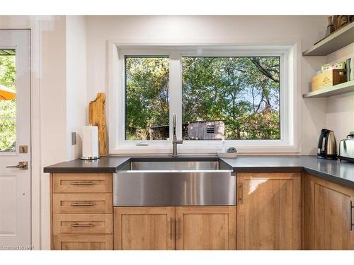 1717 Cream Street, Pelham, ON - Indoor Photo Showing Kitchen With Double Sink