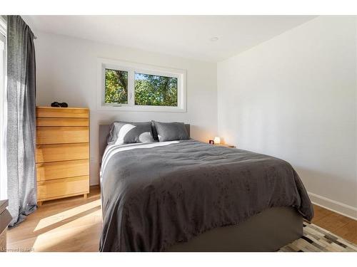 1717 Cream Street, Pelham, ON - Indoor Photo Showing Bedroom