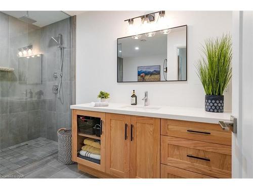 1717 Cream Street, Pelham, ON - Indoor Photo Showing Bathroom