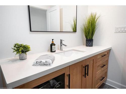 1717 Cream Street, Pelham, ON - Indoor Photo Showing Bathroom