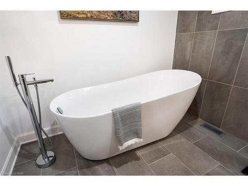 1717 Cream Street, Pelham, ON - Indoor Photo Showing Bathroom