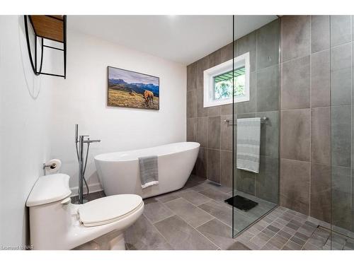 1717 Cream Street, Pelham, ON - Indoor Photo Showing Bathroom