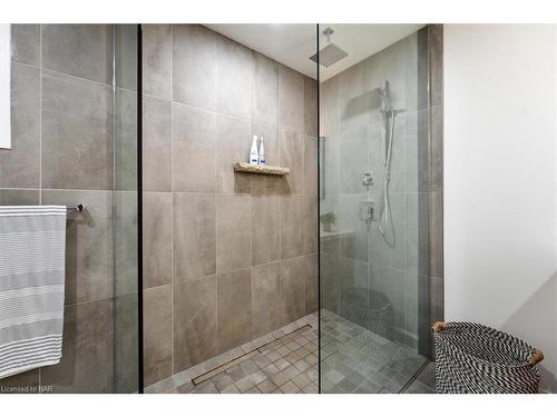 1717 Cream Street, Pelham, ON - Indoor Photo Showing Bathroom