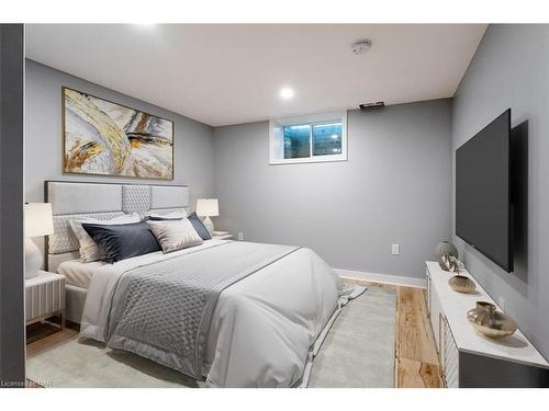 1717 Cream Street, Pelham, ON - Indoor Photo Showing Bedroom