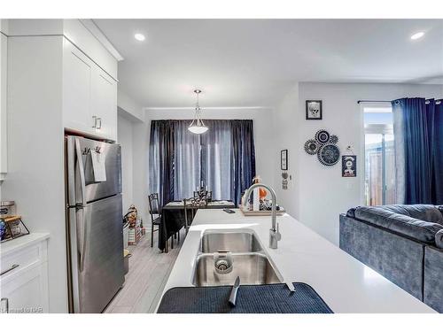 7125 Parsa Street, Niagara Falls, ON - Indoor Photo Showing Kitchen With Double Sink