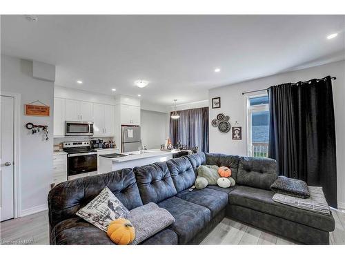 7125 Parsa Street, Niagara Falls, ON - Indoor Photo Showing Living Room