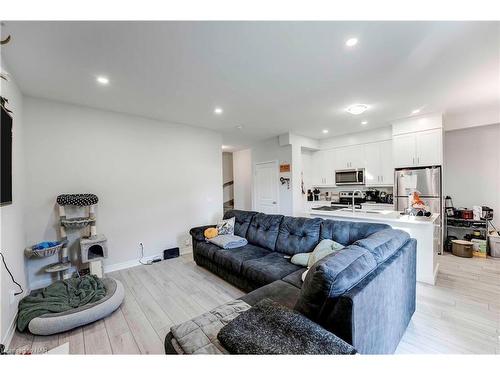 7125 Parsa Street, Niagara Falls, ON - Indoor Photo Showing Living Room