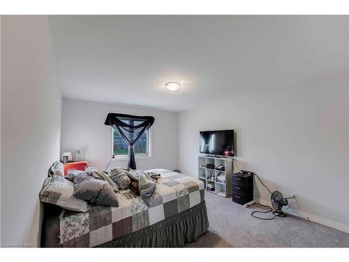 7125 Parsa Street, Niagara Falls, ON - Indoor Photo Showing Bedroom