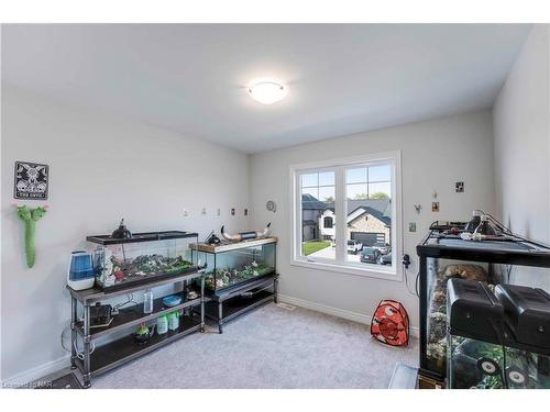 7125 Parsa Street, Niagara Falls, ON - Indoor Photo Showing Bedroom