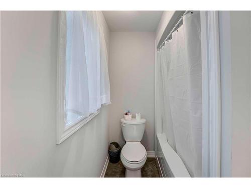 7125 Parsa Street, Niagara Falls, ON - Indoor Photo Showing Bathroom