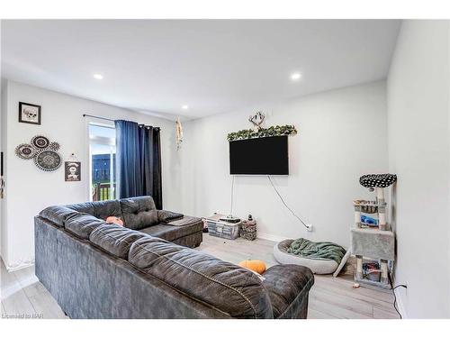 7125 Parsa Street, Niagara Falls, ON - Indoor Photo Showing Living Room