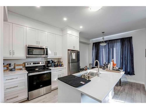 7125 Parsa Street, Niagara Falls, ON - Indoor Photo Showing Kitchen With Double Sink