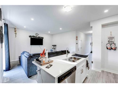 7125 Parsa Street, Niagara Falls, ON - Indoor Photo Showing Kitchen With Double Sink