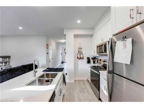 7125 Parsa Street, Niagara Falls, ON - Indoor Photo Showing Kitchen With Double Sink With Upgraded Kitchen