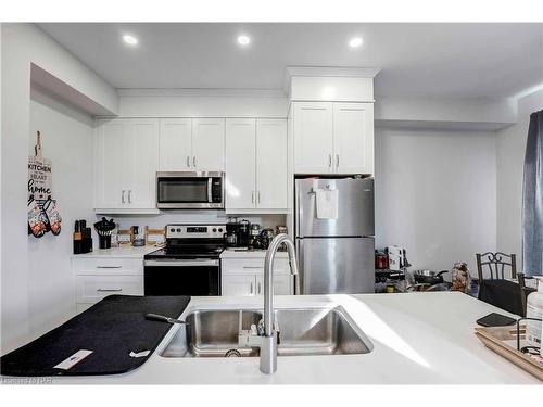 7125 Parsa Street, Niagara Falls, ON - Indoor Photo Showing Kitchen With Double Sink