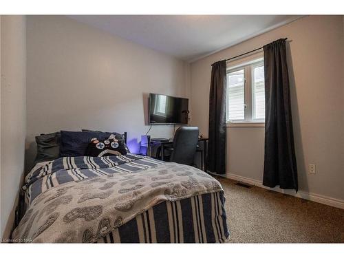 8378 Atack Court, Niagara Falls, ON - Indoor Photo Showing Bedroom