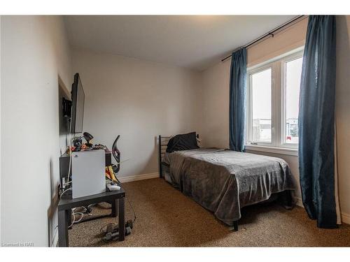 8378 Atack Court, Niagara Falls, ON - Indoor Photo Showing Bedroom