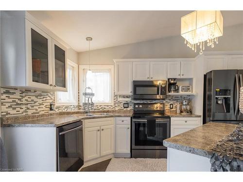 8378 Atack Court, Niagara Falls, ON - Indoor Photo Showing Kitchen With Double Sink With Upgraded Kitchen