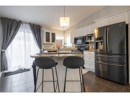 8378 Atack Court, Niagara Falls, ON - Indoor Photo Showing Kitchen With Upgraded Kitchen