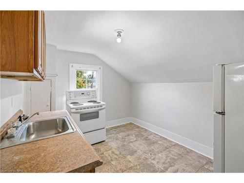 58 Court Street, St. Catharines, ON - Indoor Photo Showing Kitchen