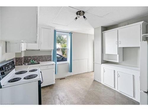 58 Court Street, St. Catharines, ON - Indoor Photo Showing Kitchen