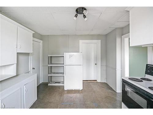 58 Court Street, St. Catharines, ON - Indoor Photo Showing Kitchen