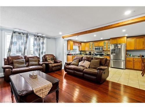 1900 Garrison Road, Fort Erie, ON - Indoor Photo Showing Living Room