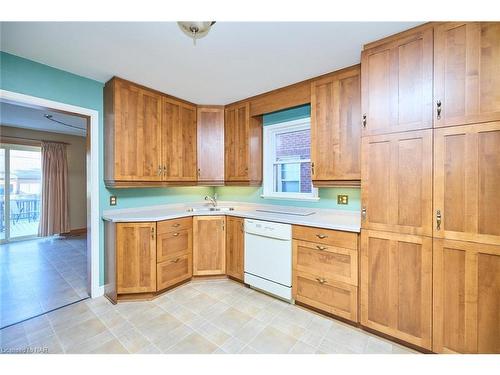 214 Bowen Road, Fort Erie, ON - Indoor Photo Showing Kitchen With Double Sink