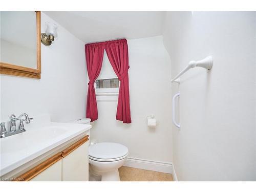 214 Bowen Road, Fort Erie, ON - Indoor Photo Showing Bathroom