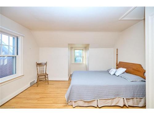 214 Bowen Road, Fort Erie, ON - Indoor Photo Showing Bedroom