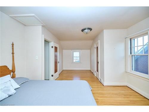 214 Bowen Road, Fort Erie, ON - Indoor Photo Showing Bedroom