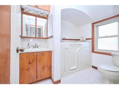 214 Bowen Road, Fort Erie, ON - Indoor Photo Showing Bathroom