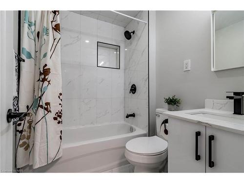 321 Dieppe Street, Welland, ON - Indoor Photo Showing Bathroom