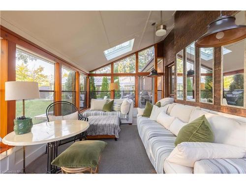 1424 Four Mile Creek Road, Virgil, ON - Indoor Photo Showing Living Room