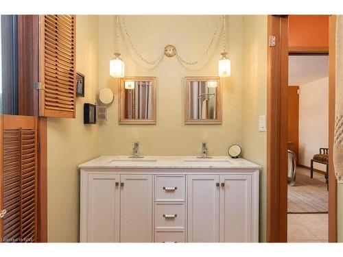 1424 Four Mile Creek Road, Virgil, ON - Indoor Photo Showing Bathroom