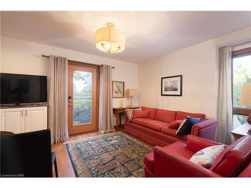 1424 Four Mile Creek Road, Virgil, ON - Indoor Photo Showing Living Room