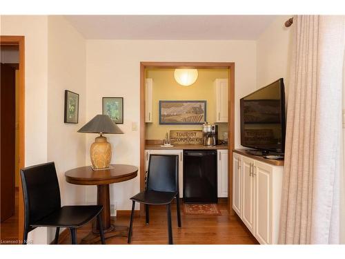 1424 Four Mile Creek Road, Virgil, ON - Indoor Photo Showing Dining Room