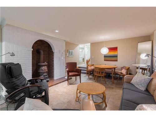 1424 Four Mile Creek Road, Virgil, ON - Indoor Photo Showing Living Room