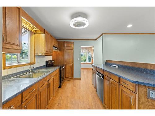 5648 Royal Manor Drive, Niagara Falls, ON - Indoor Photo Showing Kitchen With Double Sink