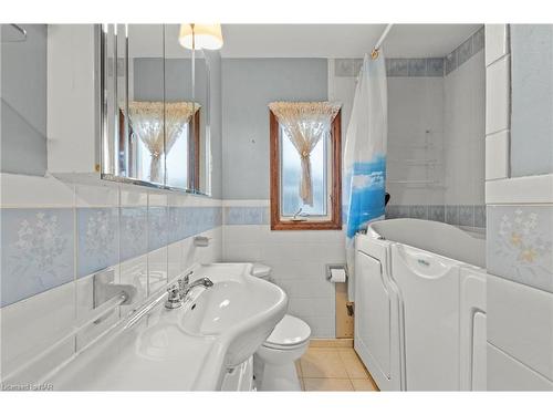 5648 Royal Manor Drive, Niagara Falls, ON - Indoor Photo Showing Bathroom