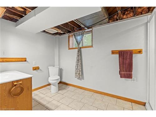 5648 Royal Manor Drive, Niagara Falls, ON - Indoor Photo Showing Bathroom